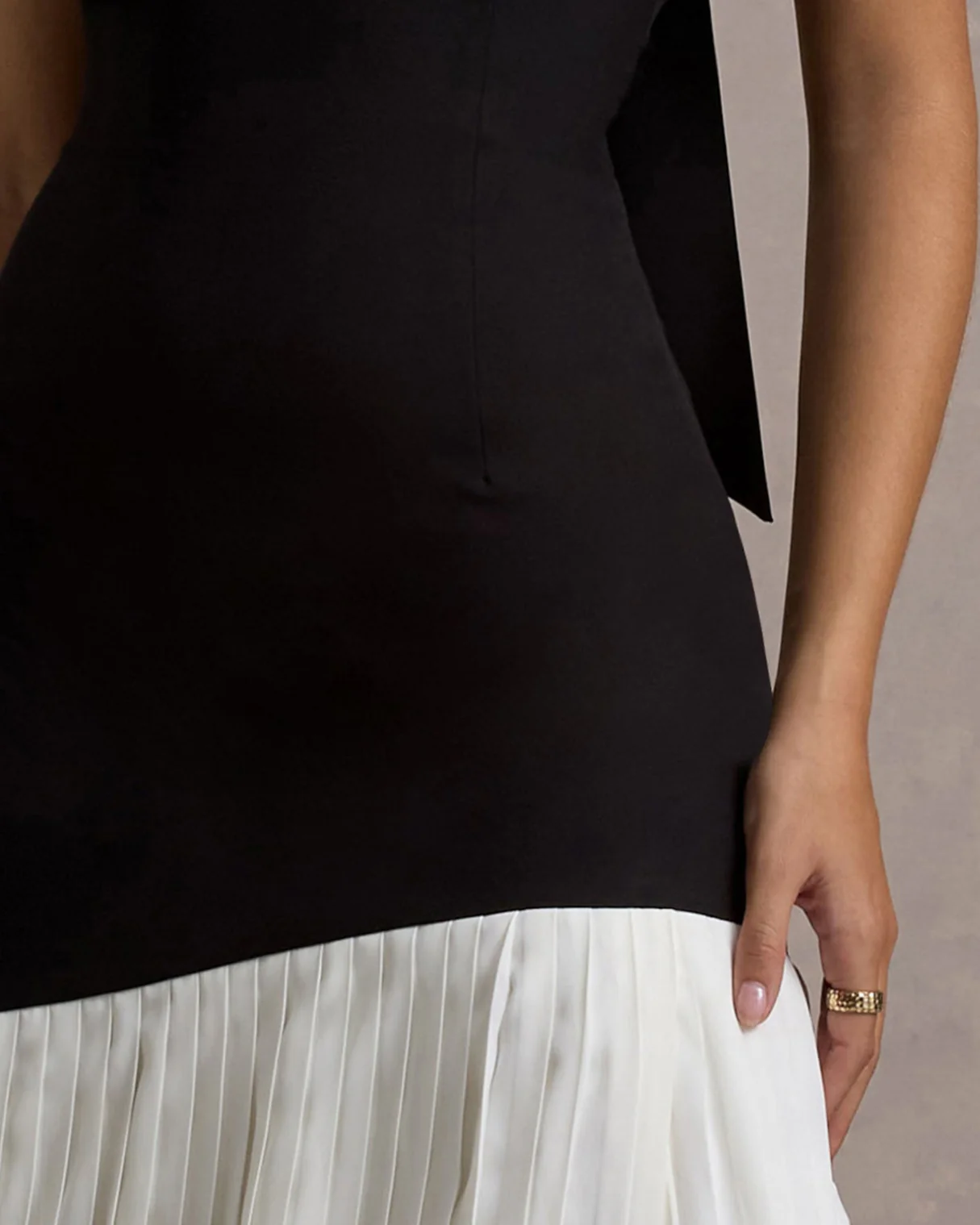 Cira Contrast Halter-Neck Maxi Dress With Plisse Skirt - Image 5