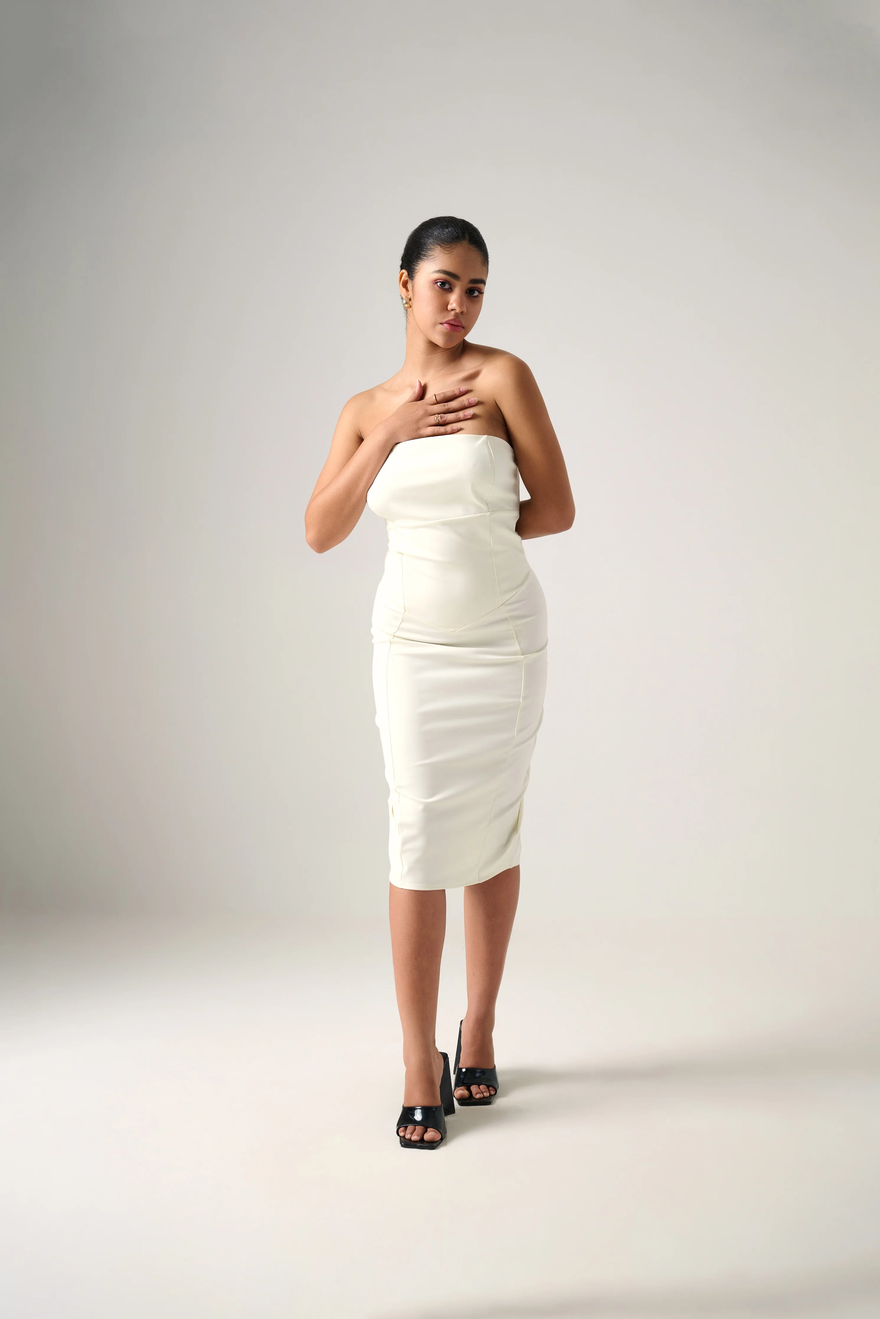 Lisa white corsetry midi dress - Image 4