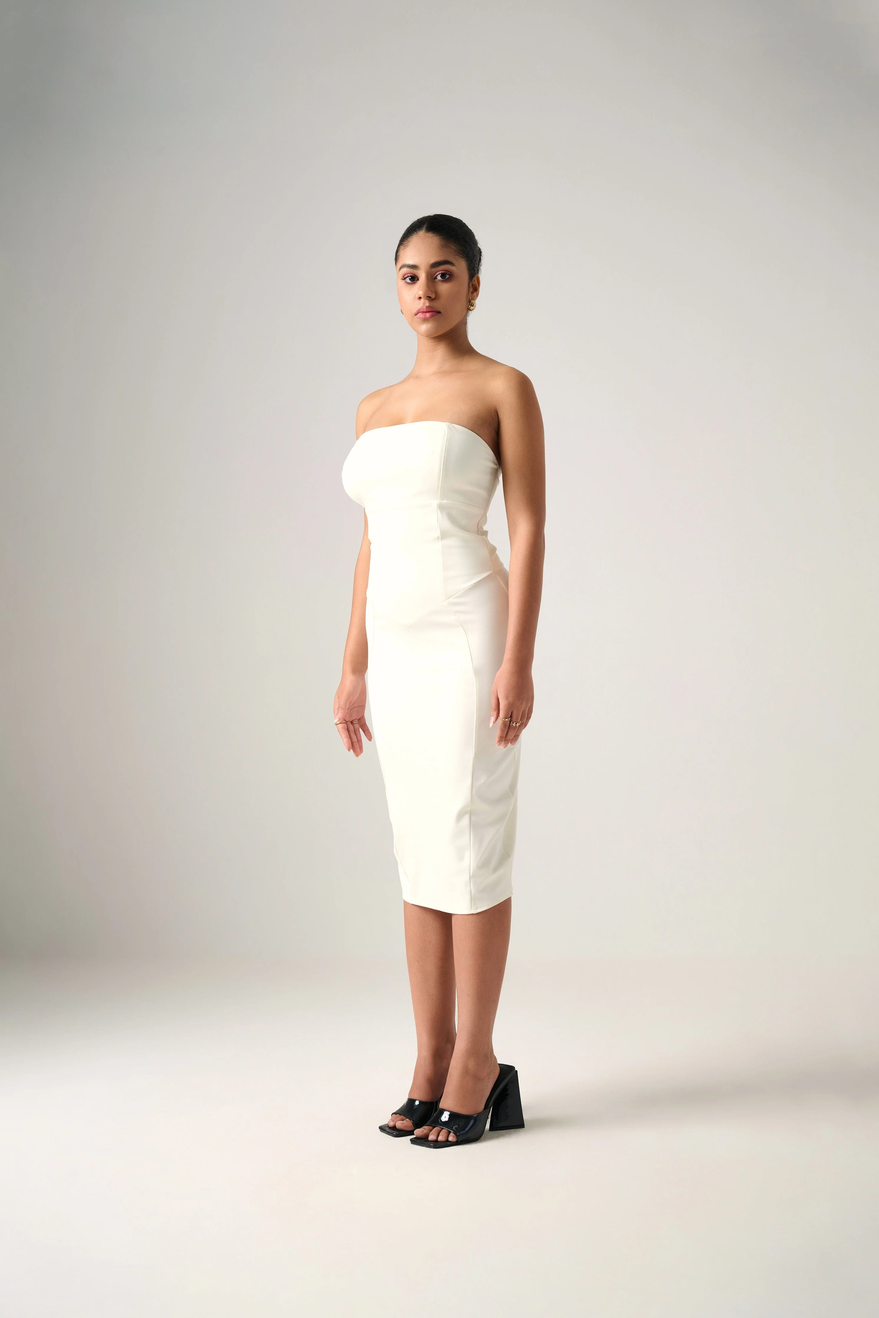 Lisa white corsetry midi dress CURVE - Image 6